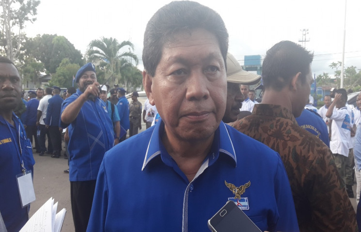 Bupati Yapen Angkat Bicara Soal Tudingan Pakai Ijasah Palsu